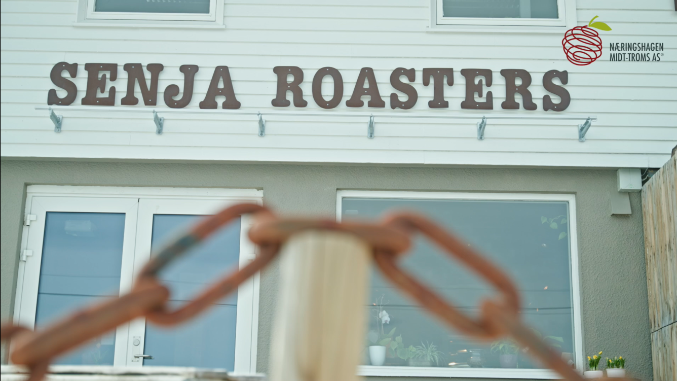 Skilt av logoen til Senja Roasters