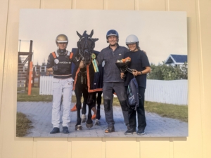 Tone Pettersen, Børre Ertzaas og kusk med travhest Myr-Faksen