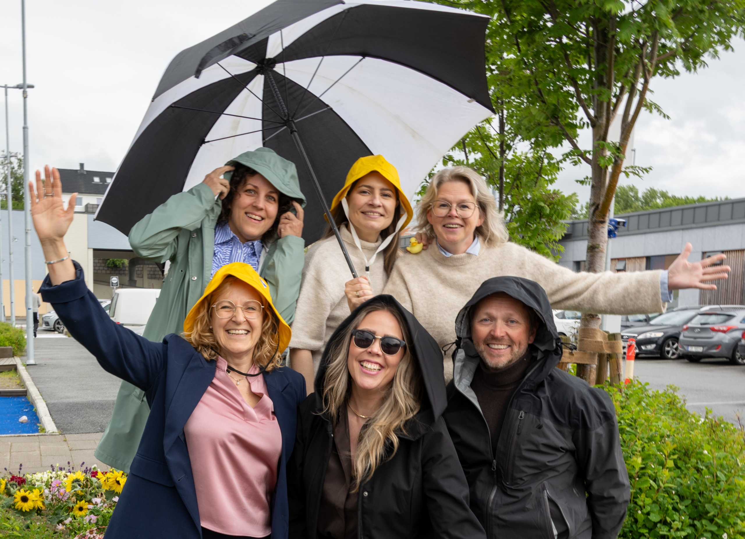 Sommerbilde av de ansatte i NHMT
